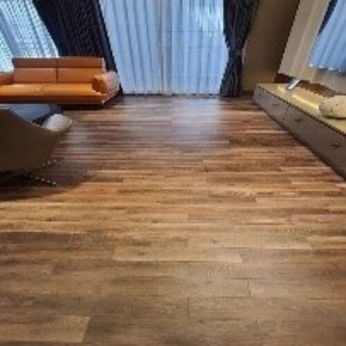 Brown Oak Flooring Service, Rendered By Professionals, Surface Finish: Matte